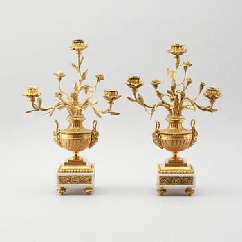 KANDELABRAR, förgylld brons och marmor, Louis Seizestil, 1800-tal.