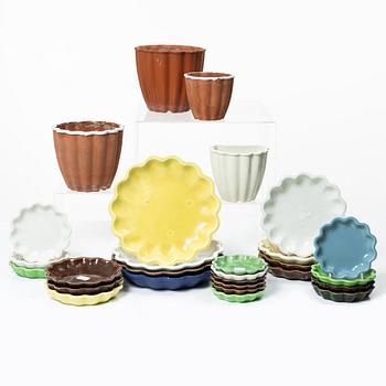 Wilhelm Kåge, four ceramic flower pots and 24 flowerpot saucers, 'Planta', Gustavsberg, 1940's/50's.