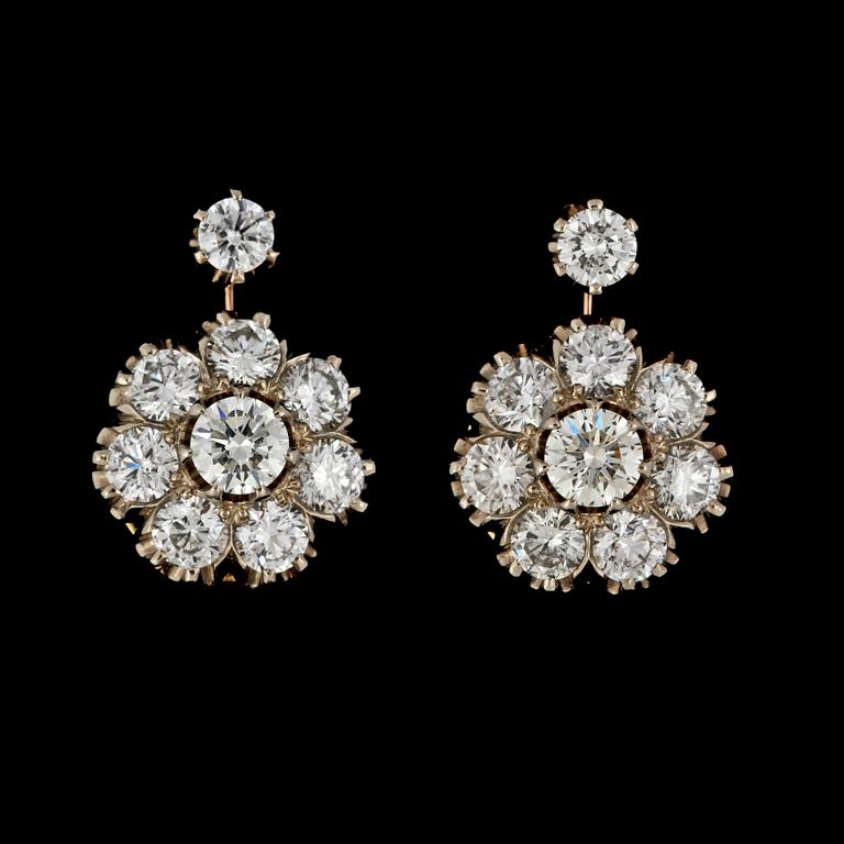 A pair of brilliant cut diamond earrings, tot. app. 3.20 cts.