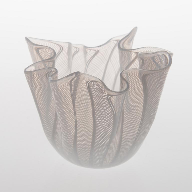 PAOLO VENINI, NÄSDUKSSKÅL, 'Fazzoletto', glas, signerad Venini Murano Italia.