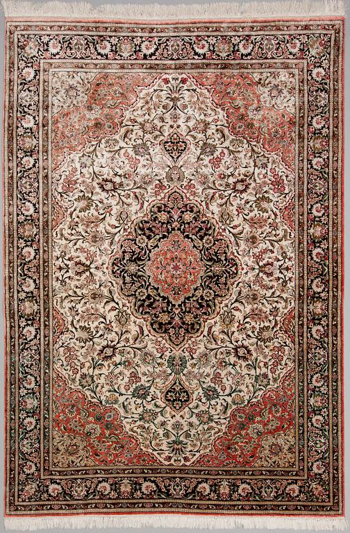MATTA, orientalisk, siden på bomullsvarp, old. Ca 304x210 cm.