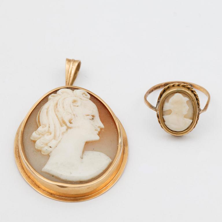 HÄNGE samt RING, kamé med 18k guld, 1940-tal. Total vikt ca 6,3 gram.