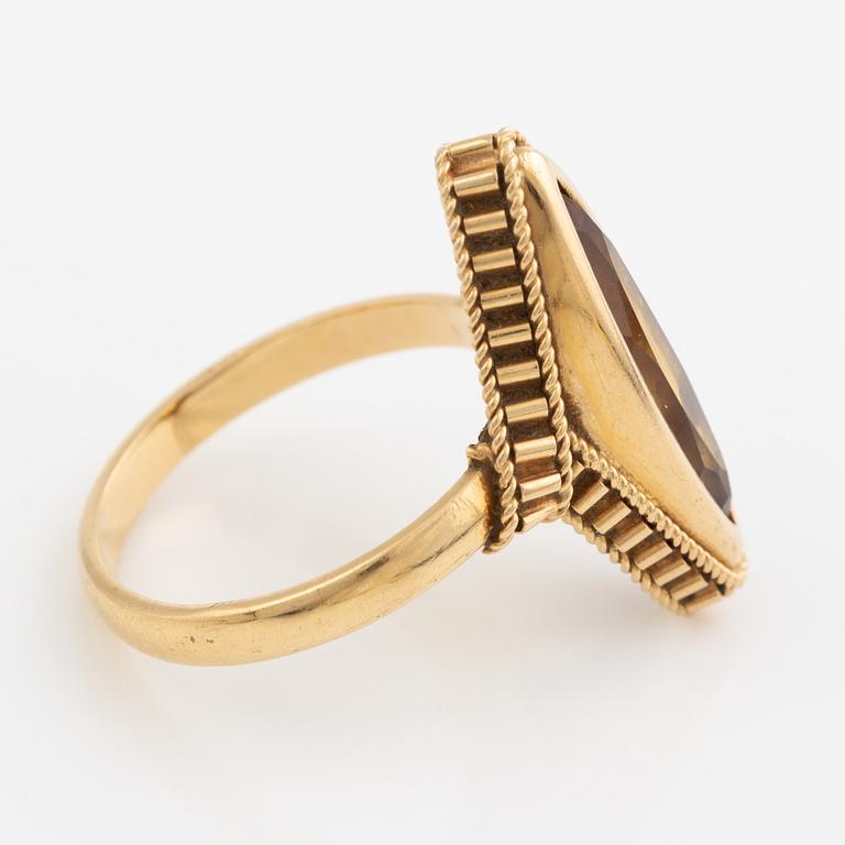 Ring,  18K guld med navetteformad citrin.