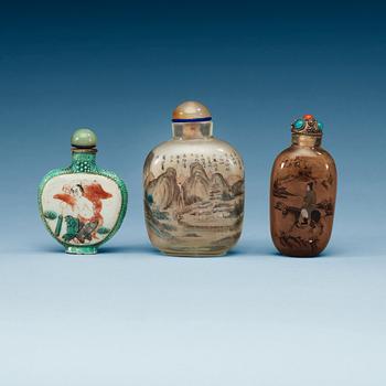 A set of three Chinese snuff bottles with stoppers.