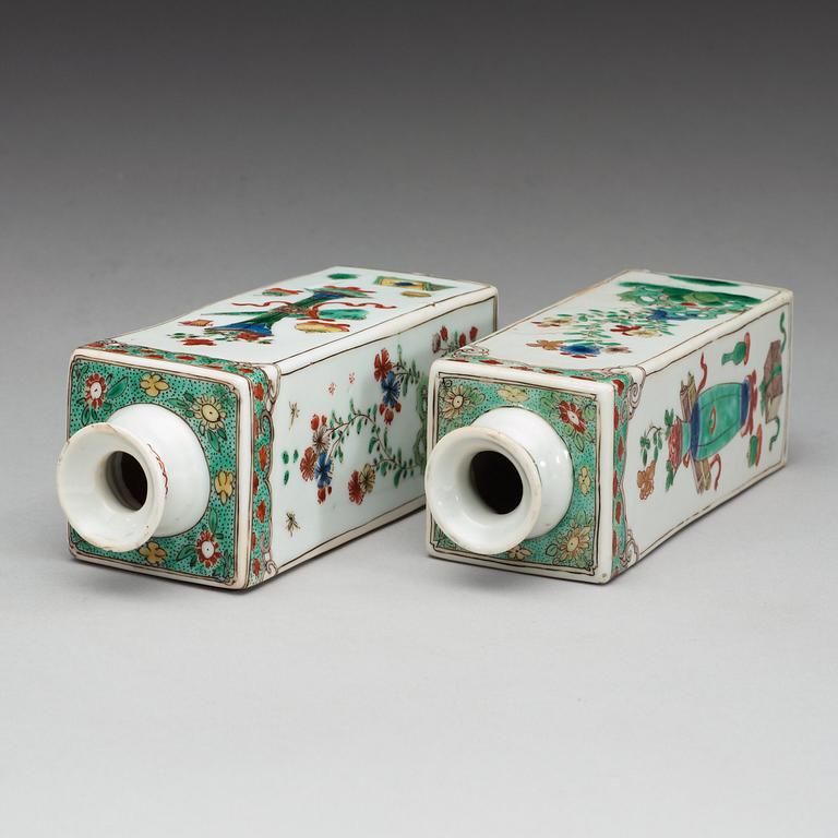 Two famille verte bottles, Qing dynasty, Kangxi (1662-1722).