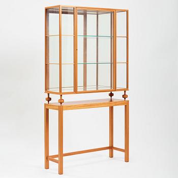 Josef Frank, vitrinskåp, modell "2077", Firma Svenskt Tenn, före 1985.
