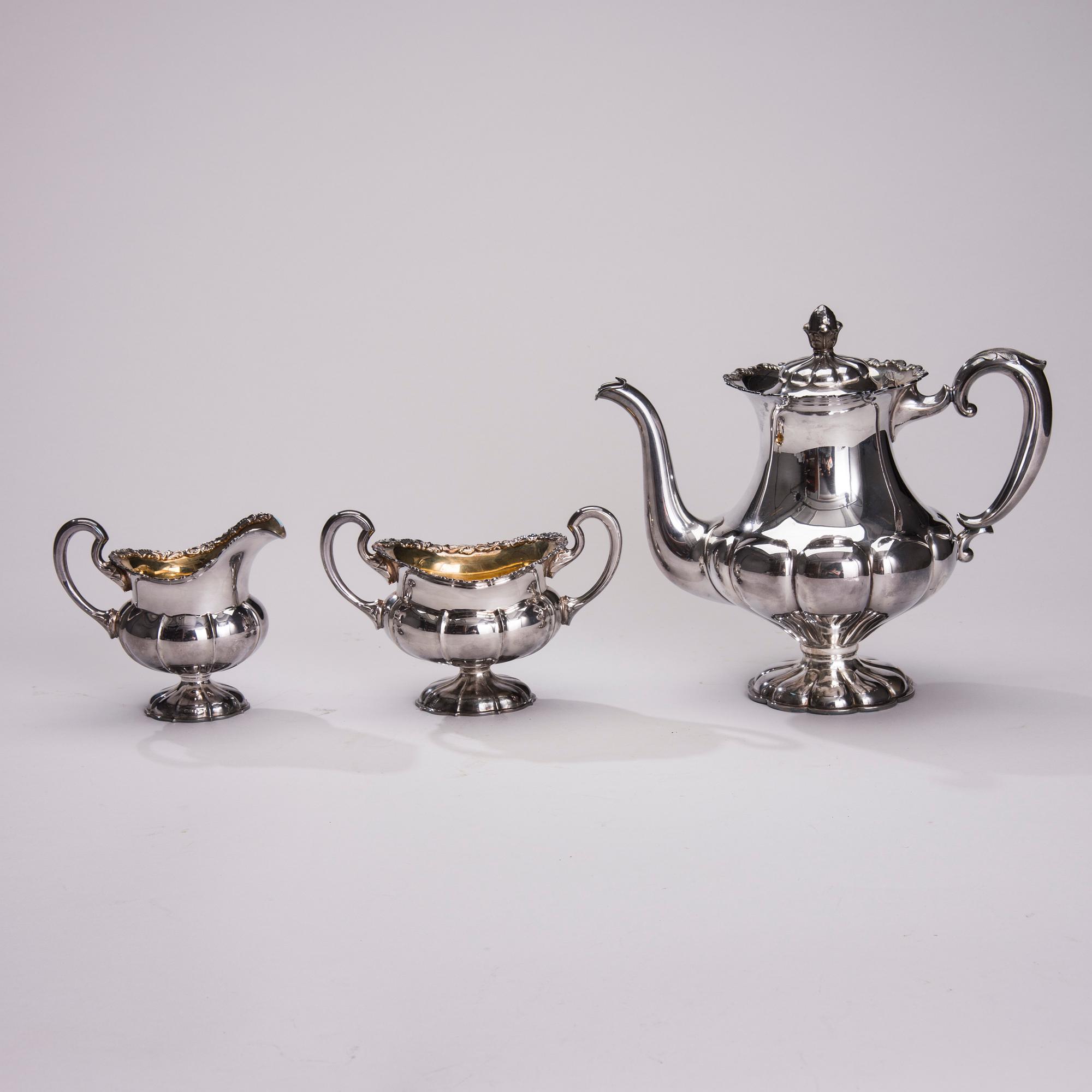 KAFFEKANNA, SOCKERSKÅL och GRÄDDSNÄCKA, silver, Auran Kultaseppä, Åbo och Hopeakeskus, Tavastehus 1964. Vikt 932 g.