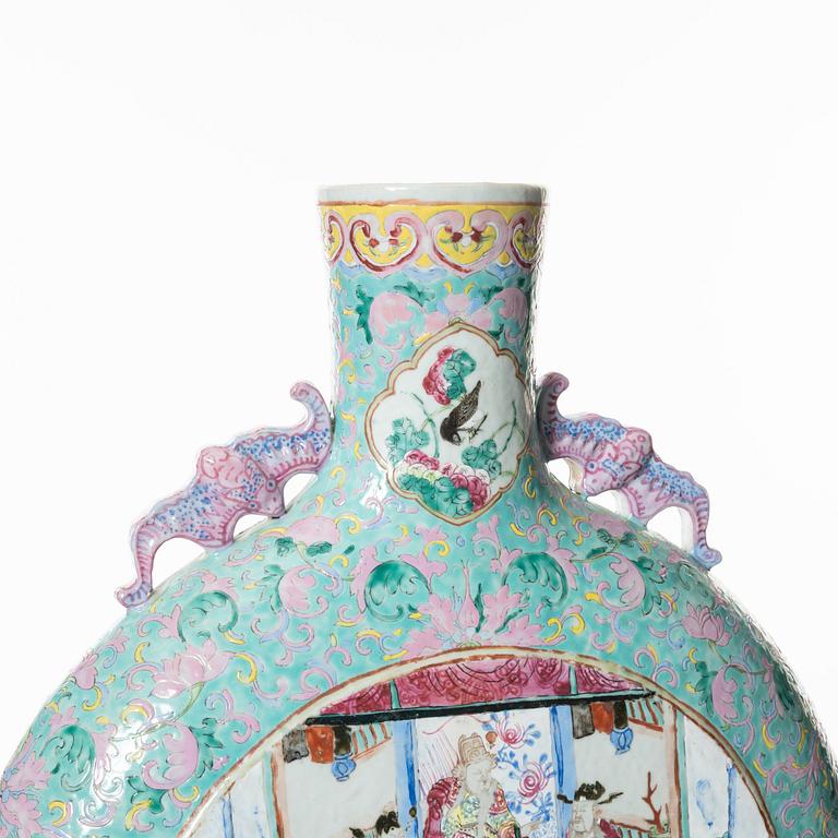 A large famille rose vase, Qing dynasty, 19th Century.