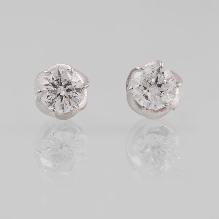 ÖRHÄNGEN, 18K vitguld med briljantslipade diamanter ca 1.12 ct. Vikt 2,3 gram.