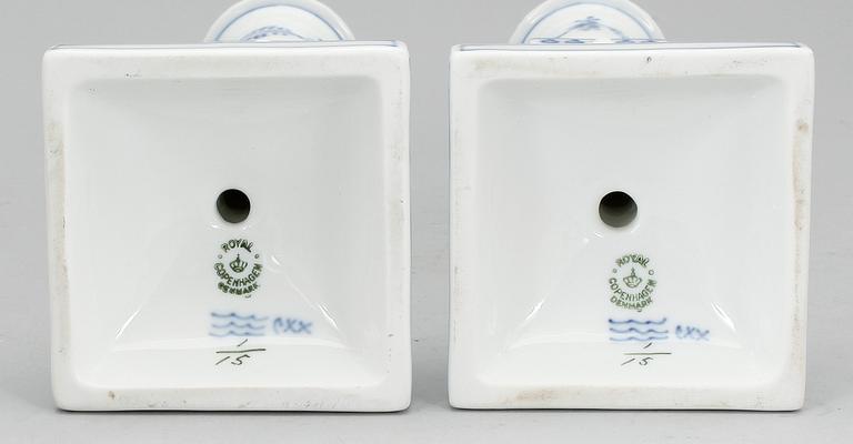 LJUSSTAKAR, ett par, porslin, "Musselmalet", Royal Copenhagen, 1900-talets andra hälft.