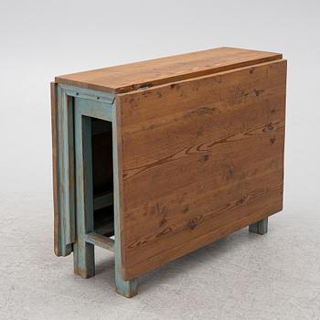 A drop-leaf table, 19th century.