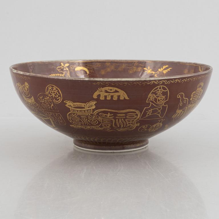 A brown glazed bowl with gilded decoration of animals and antiques, Qing dynasty, 19th century.