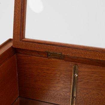 Josef Frank, a mahogany table showcase cabinet, model '2069', Svenskt Tenn, before 1985.