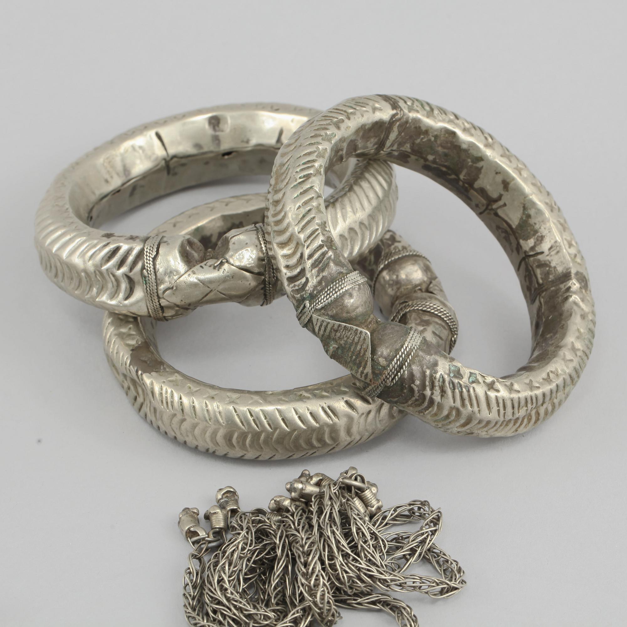 PARTI SMYCKEN, 12 delar, vitmetall samt färgade glaspärlor, 1900-tal.