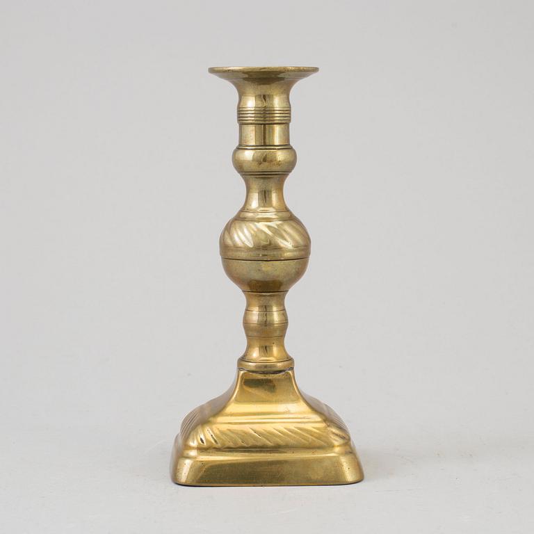 AN 18TH CENTURY BRONZE CANDLESTICK.