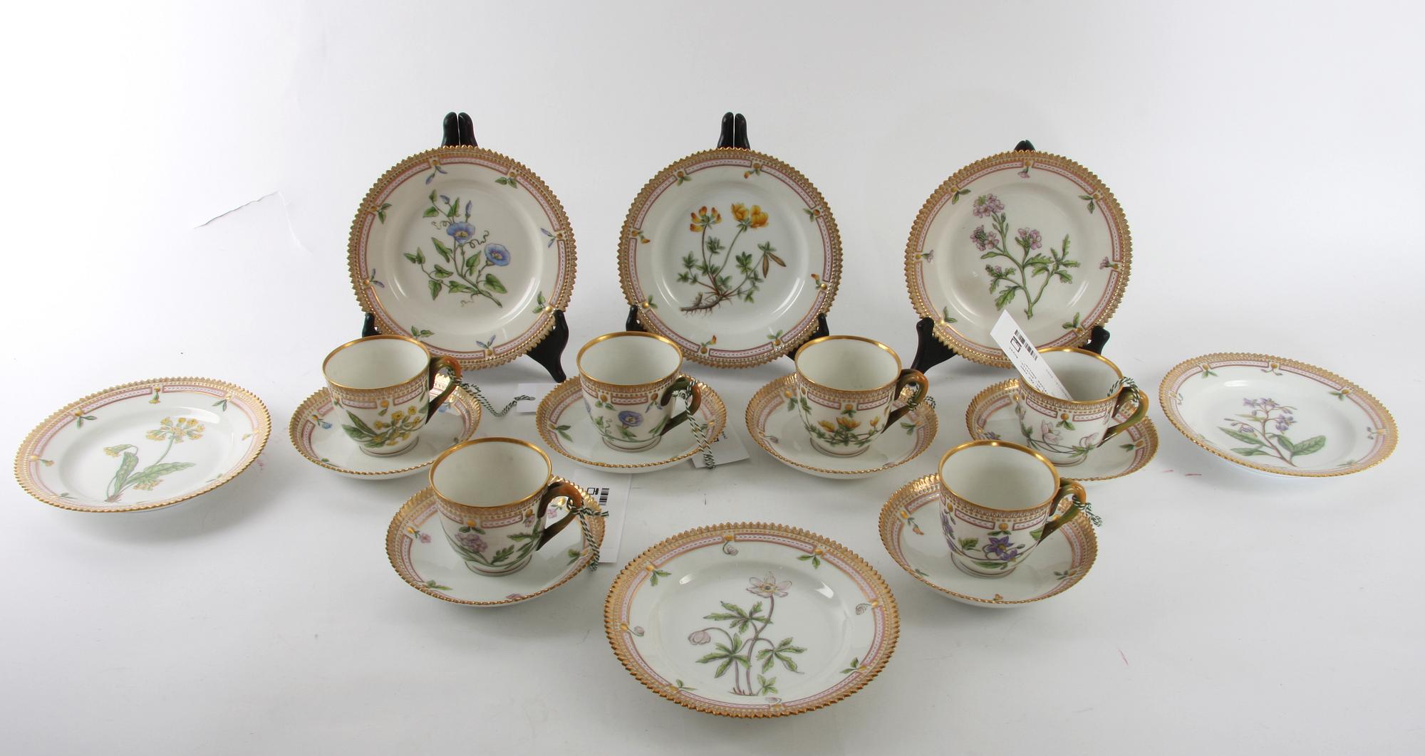 KOPPAR MED FAT samt ASSIETTER, 6+6 st, porslin. Royal Copenhagen "Flora Danica".