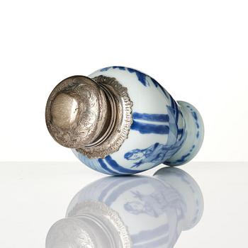 A blue and white tea caddy with silver mount, Qing dynasty, Kangxi (1662-1722).