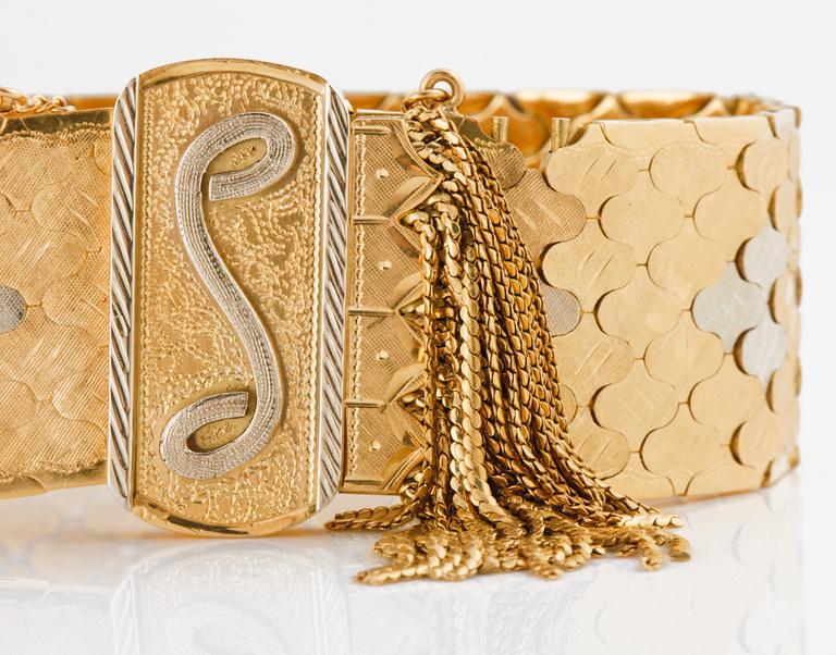 An tricolor gold bracelet with Italian hallmarks.