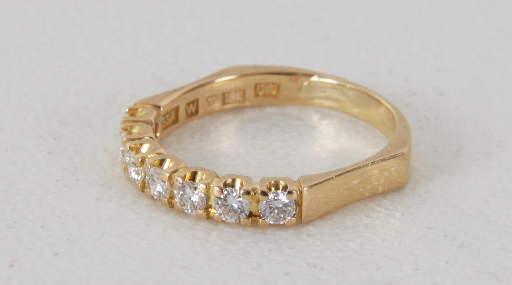 RING, 18K guld med 7 briljanter tot 0,50 WSI enl gravyr.