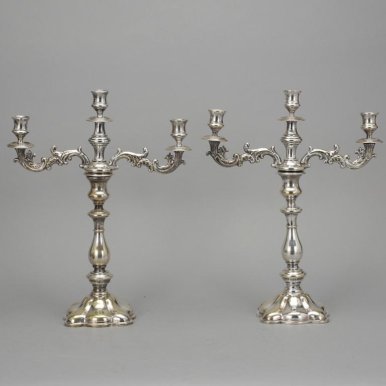 KANDELABRAR, ett par, nysilver. Warszawa, 1800-talets slut.