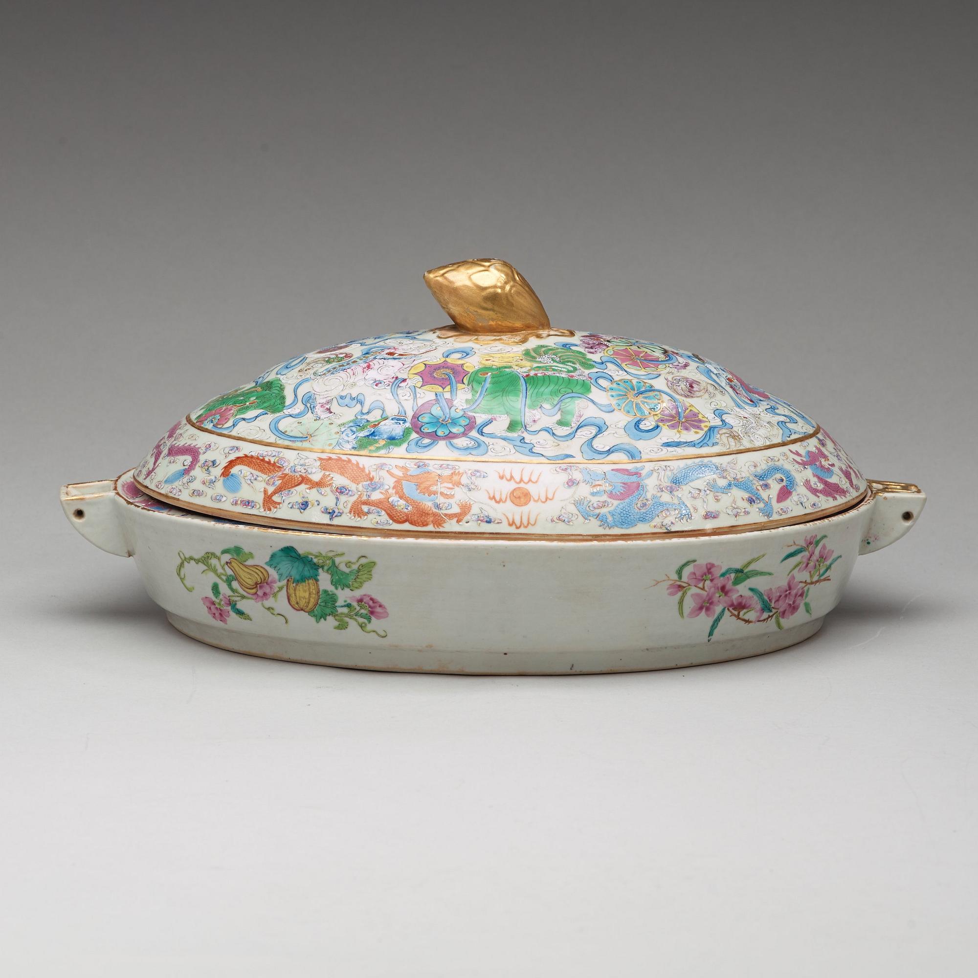 VÄRMEFAT med HUV, porslin. Qingdynastin, 1800-tal.