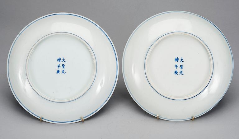 KINESISKA FAT, ETT PAR. Porslin. Qing dynastin, Guangxu märke och period (1874-1908).