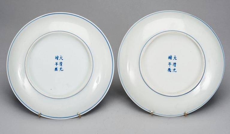 A PAIR OF BLUE AND WHITE DISHES.