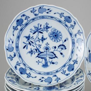 SERVISDELAR, 17 st, "Lökmönstret", främst, Český Porselan, märkta Meissen, Tjeckien.