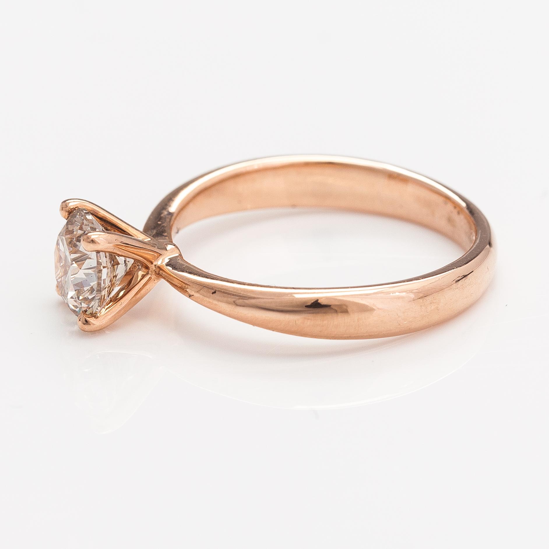 A 14K rose gold ring with a ca. 0.87 ct light brown diamond.