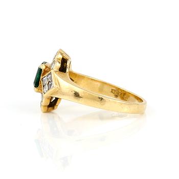 RING, guld 18K, diamanter och smaragd, svensk importstämpel 1900-tal. Vikt ca 6 gram.