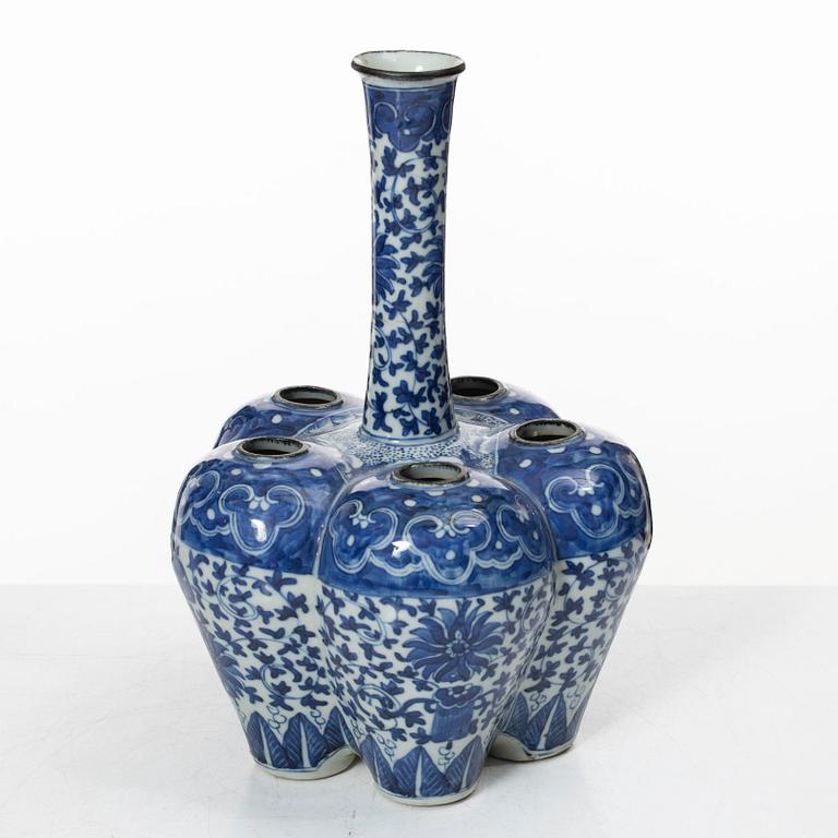 A blue and white tulip vase, Qing dynasty, circa 1900.