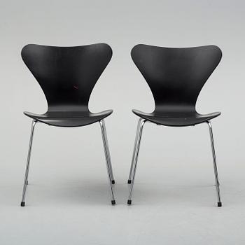 ARNE JACOBSSON, stolar, 7 st, "Sjuan", Fritz Hansen, 1900-talets slut.