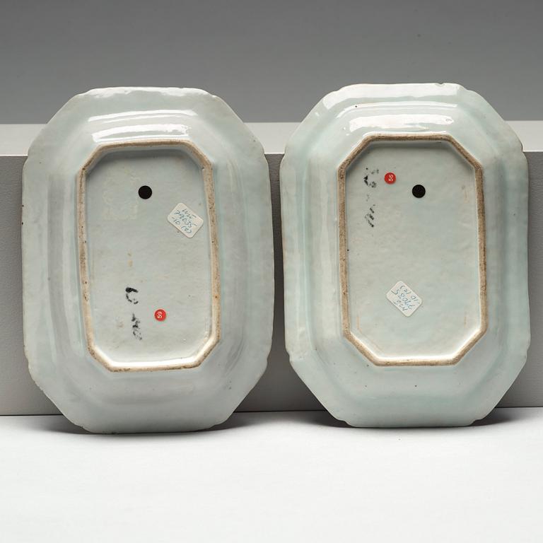 SMÖRTERRINER med LOCK och FAT, ett par, porslin. Qingdynastin, Qianlong (1736-95).