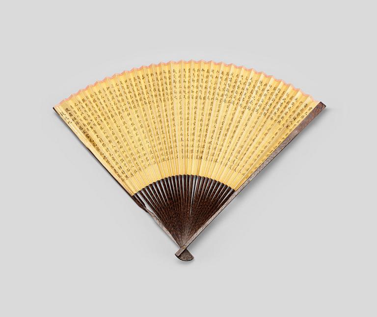 SOLFJÄDRAR, två stycken. Sen Qingdynastin (1644-1912).