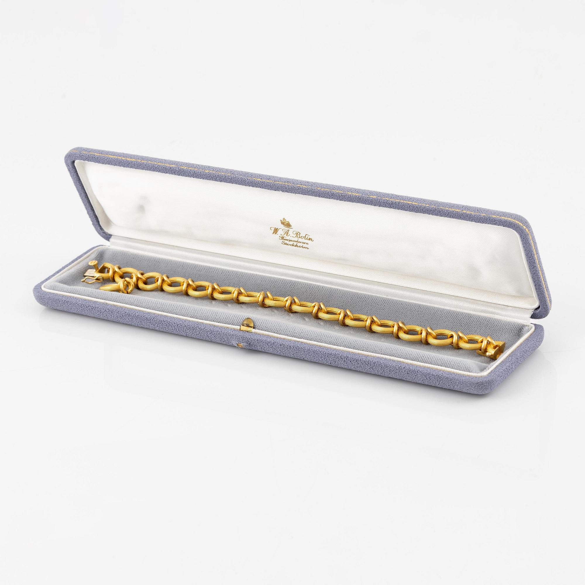 A bracelet in 18K gold.