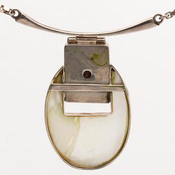 3 silvercollier, malakitkulor, pärlemor och rött stenämne, virad halsring Georg Jensen.