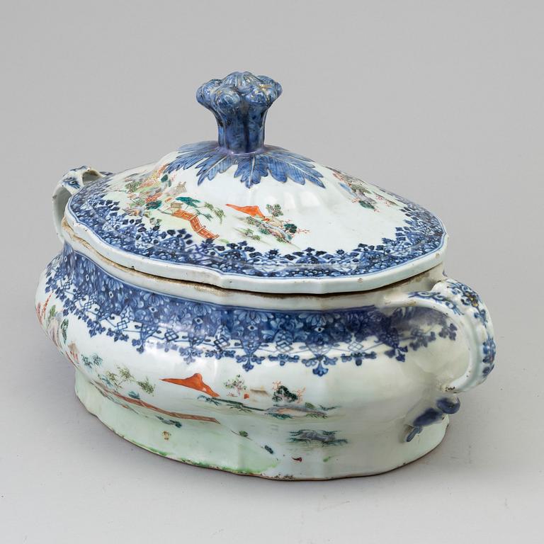 A wonderful Chinese blue and white with famille rose tureen with cover, Qing dynasty, early 18th century.