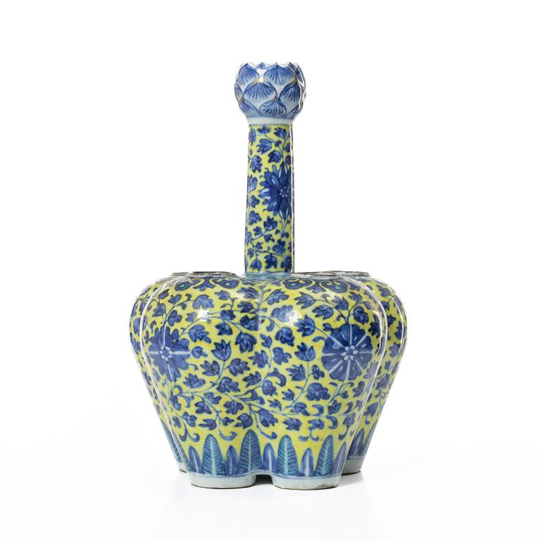 A Chinese blue and white 'clobbered' porcelain tulip vase, Qing dynasty, 19th century.