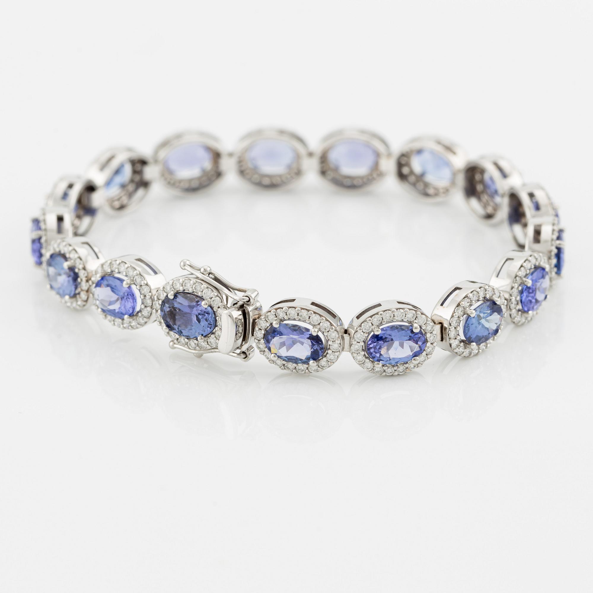 Bracelet with tanzanites and brilliant-cut diamonds.