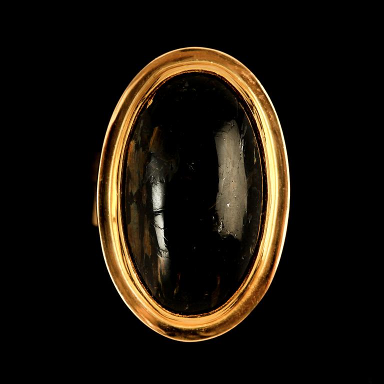 RING, 18k guld med cabochonslipad vulkansten, A Högbergs eftr Göteborg 2004. Vikt 17 g.