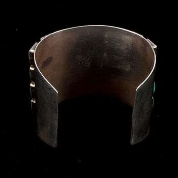 ARMRING, silver, 32 turkoser. Traditionellt Navajo-indian hantverk Arizona / New Mexico, USA 1960/70-tal. Vikt 130 g.