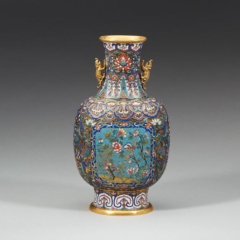 VAS, cloisonné. Qingdynastin, 1800-tal.