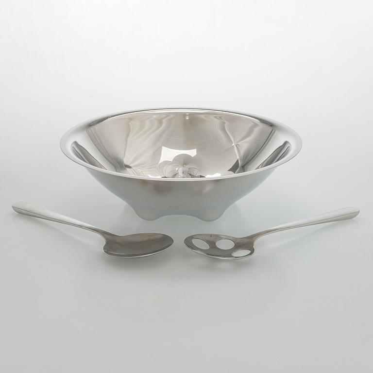 Stefan Lindfors, a stainless steel salad bowl with servers, Hackman, late 20th century.