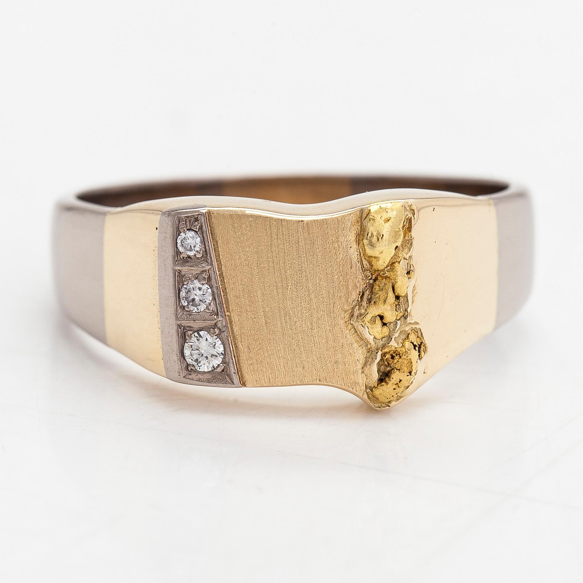 Klackring, 18K vit-/gultguld, briljantslipade diamanter tot. ca 0.06 ct.