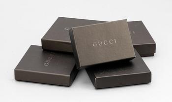 PLÅNBÖCKER 4 st OCH SEDELKLÄMMA MED FODRAL 2 st, Gucci, i originalaskar, 1900/2000.