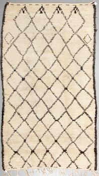 MATTO, Morocco, ca 326,5 x 178 cm (including a few cm flat weave at the ends).