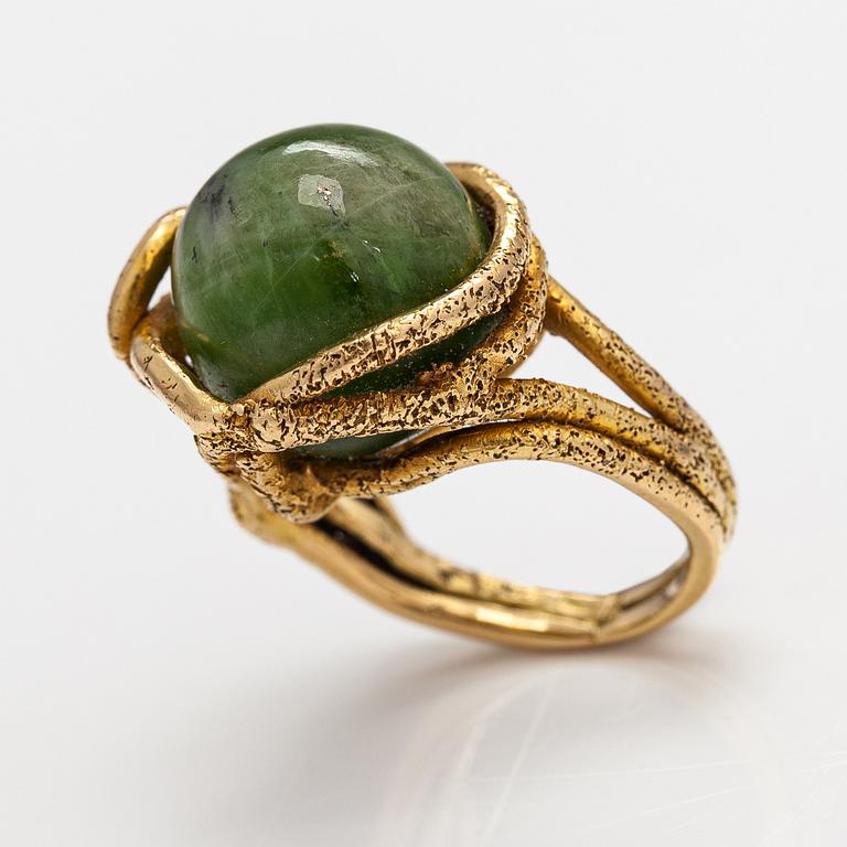 Lotta Orkomies, Ring, 18K guld, kromdiopsid. A Tillander, Helsingfors 1960-70-tal.