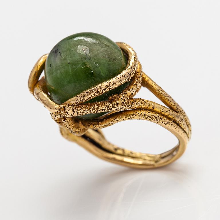 Lotta Orkomies, An 18K gold ring with a chrome diopside. A Tillander, Helsinki 1960s-1970s.