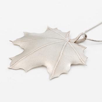 Caroline Lindholm, Pendant with chain, silver, in the form of maple leave.
