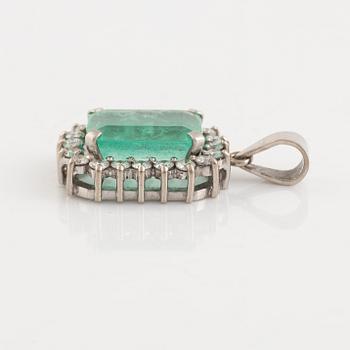 Pendant 18K white gold with an emerald and brilliant-cut diamonds.